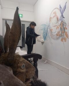 Áine Ní Chíobháin i mbun saothar ealaíne nua a chruthú ag Teac Damsa.